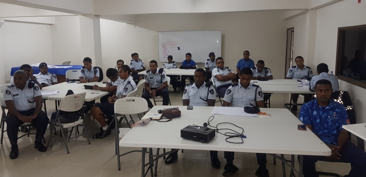 마인드 강연을 듣고 있는 피지 서부지역 경찰청 관계자들
