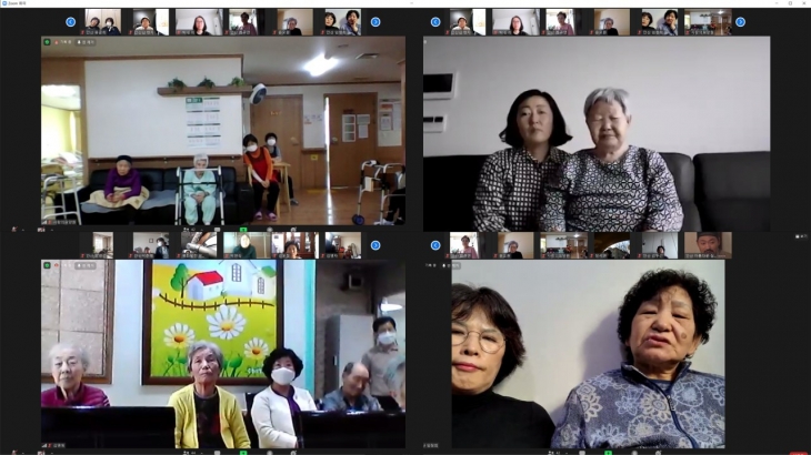 요양원과 각 가정에서 온라인 안산실버대학 개강식을 시청하고 있다.
