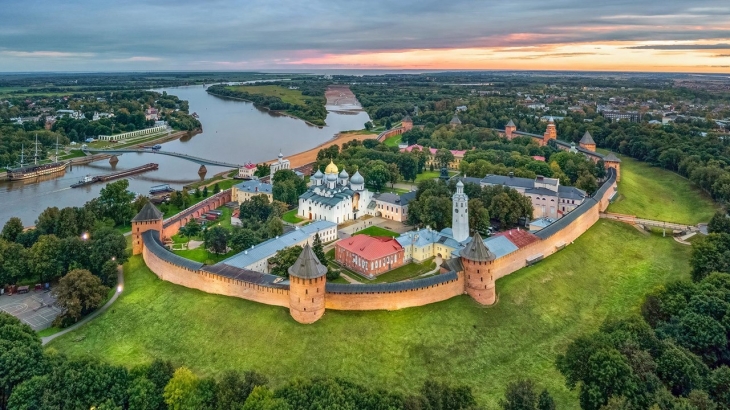 ((러시아에서 가장 오래된 도시의 하나이다. "노브고로드"는 러시아어로 "새 도시"라는 뜻이며, "벨리키"는 크다는 뜻이다..))