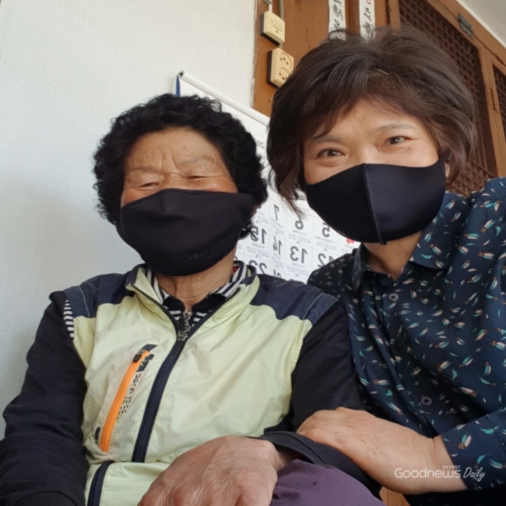 김해교회 강옥남 자매 이모. 복음 들은 후 기뻐하는 모습