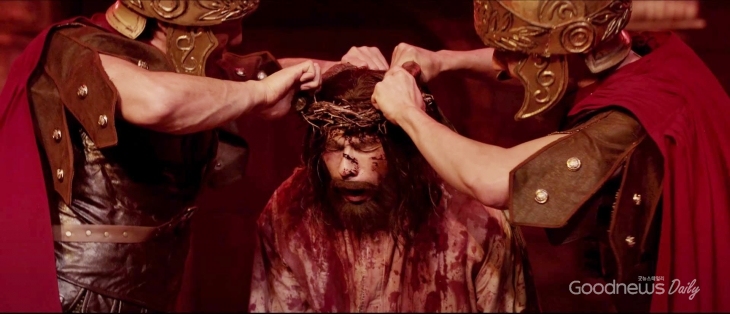 부활절 칸타타 공연 중 예수 그리스도가 고난을 받는 장면