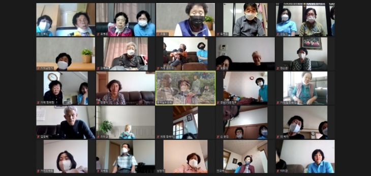 동백실버대학의 온라인 효 콘서트에 줌(zoom)으로 참가한 어르신들