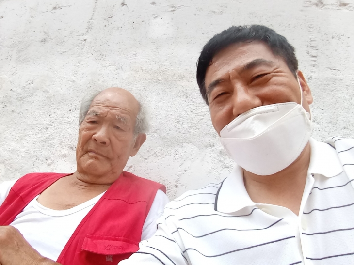 ▲ 김용한(86세)부친과 김동수장로