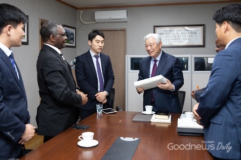 2018년 10월 한국 대전도집회에서 박옥수 목사와 벤틀리 나마사수 대사가 첫 만남을 가졌다.