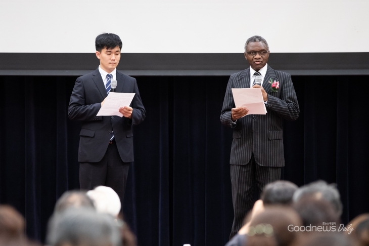 벤틀리 나마사수 대사가 2019년 일본 마인드컨퍼런스 행사에서 축사를 하고 있다.