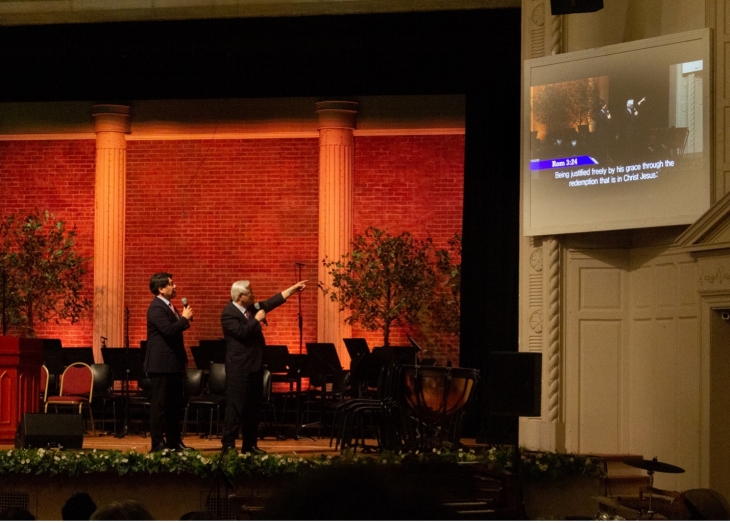 박옥수 목사는 이날 저녁, 로마서 3장 24절을 스크린에 가리키며 뉴욕CLF 컨퍼런스에서 복음을 전했다.