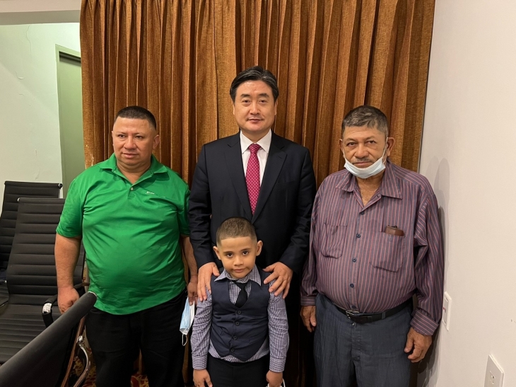 ▲ 김진성 목사와 사진촬영을 하고 있는 호르헤 형제(좌측)과 그의 가족