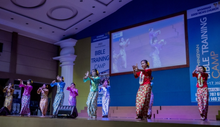 아잘리아 스타즈 댄스팀의 미얀마 전통댄스