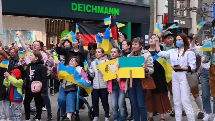 함께 부르고 있는 우크라이나 시민들