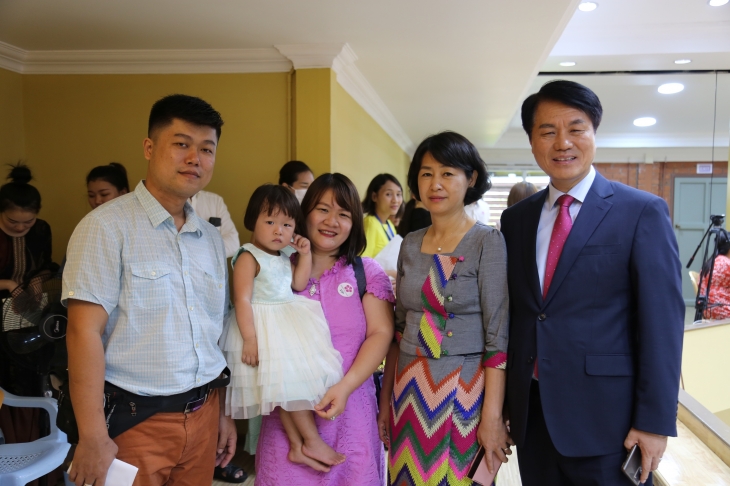 예민우 사장(좌측 끝) 가족들