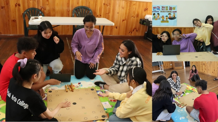 한국 전통 놀이 시간에 윷놀이를 하고 있는 참가자들