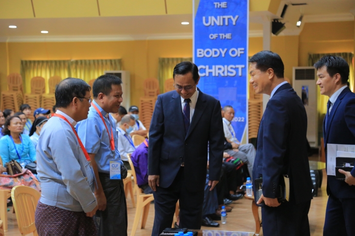행정도시 네삐더 기독교협회 회장 우띤멍에이 목사 (좌측 첫번째)