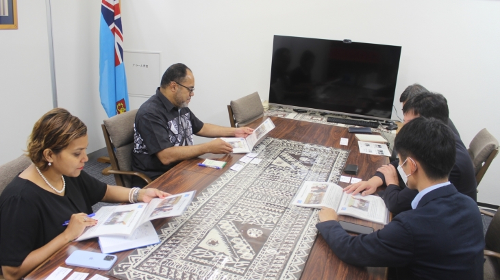 주 피지 대사와의 면담을 진행중인 일본지부