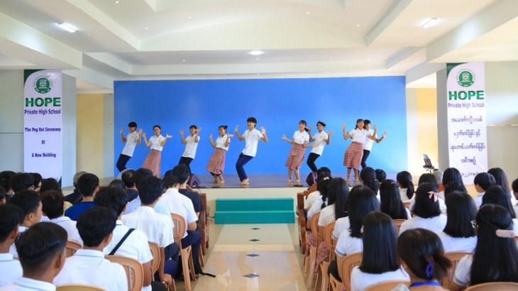 HOPE Private High School 학생들의 댄스공연