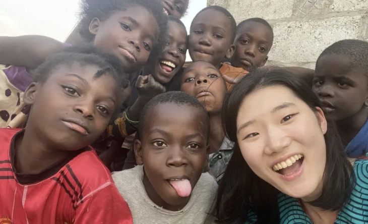 전도여행 중 만난 아이들과 사진을 찍고 있는 유주연 단기 선교사