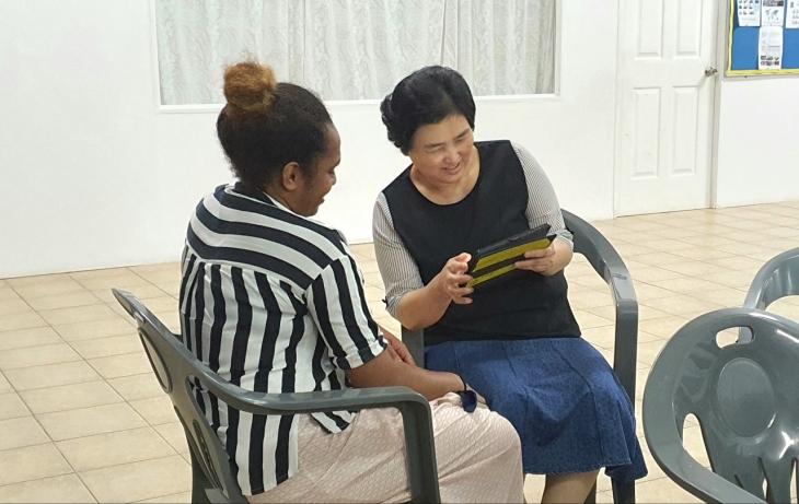 오랫동안 교회에 오지 않았던 참가자에게 복음을 전하고 있는 피지 수바교회 사모