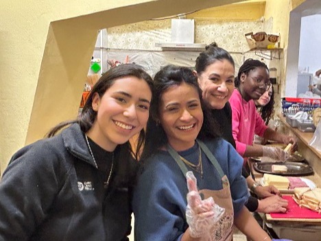 미라클 팀을 위해 맛있는 샌드위치를 준비하고 있는 멕시코 단기선교사 다니엘라(좌)와 도리스(우) 자매