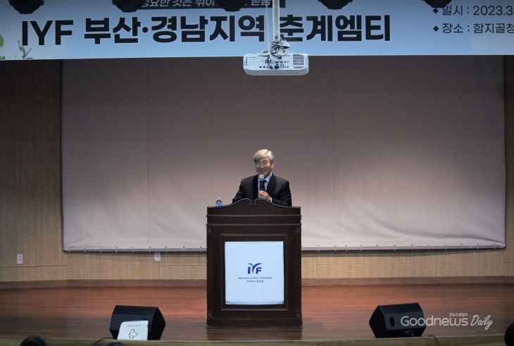 학생들에게 소망의 메시지를 전하고 있는 홍오윤 목사