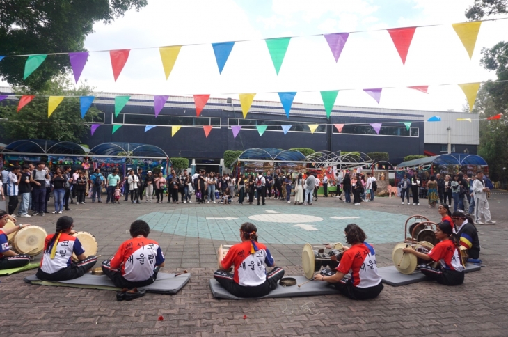 한국 전통 사물놀이를 연주하는 멕시코 ‘새울림’ 팀