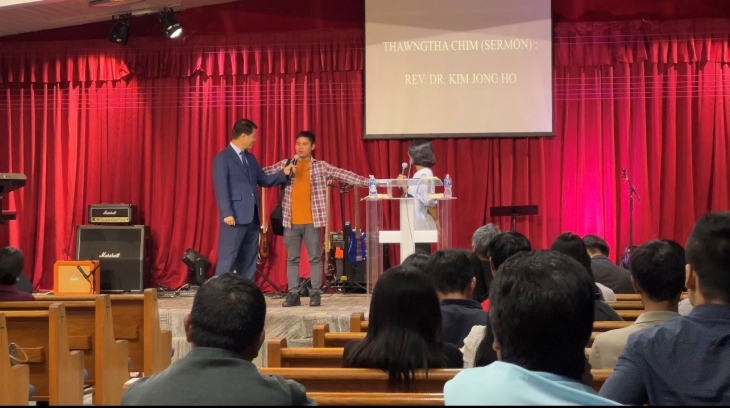 세상 죄가 어떻게 예수님에게 넘어갔는지 참석자에게 설명하고 있는 김종호 목사