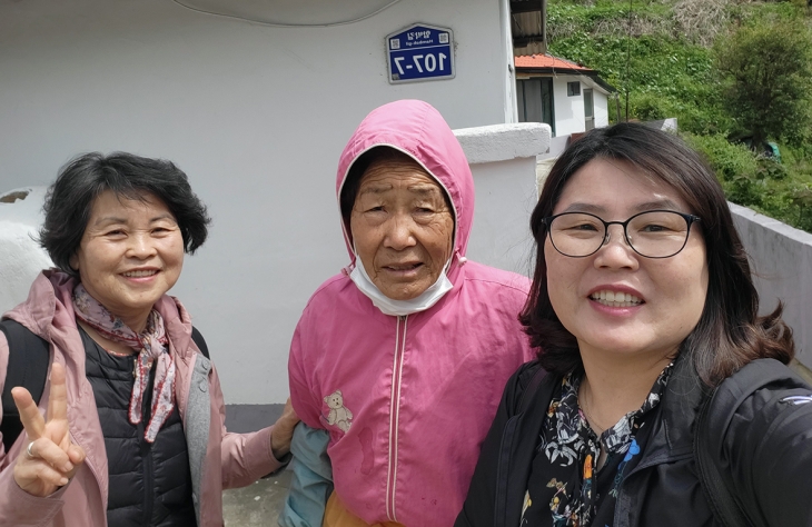 노용연 할머니와 박춘화 집사(왼)와 박주희 자매(오)