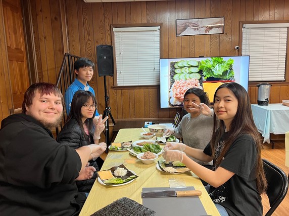 처음 접하는 한국음식에 즐거워하는 참가자들