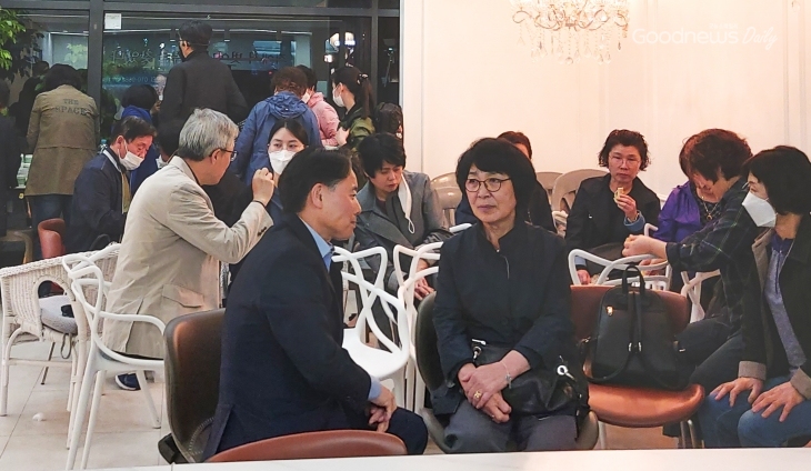 집회에 참석하며 마음을 나누고 교제를 나누는 김은자 씨(앞쪽 중앙)