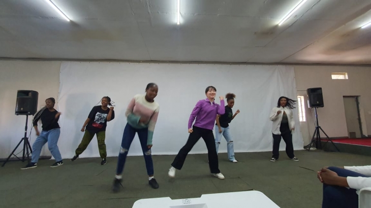 아카데미에서 배운 댄스를 하는 학생들