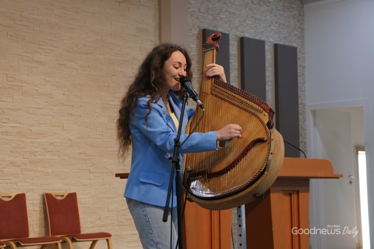 우크라이나 전통악기 '만두라'를 연주하고 있다