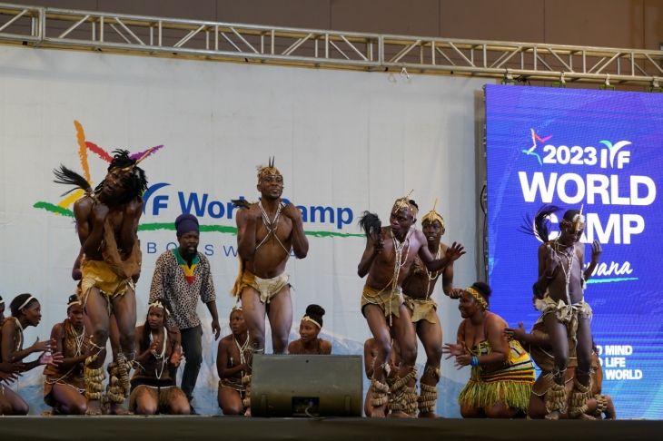 캠프 개막을 축하하는 보츠와나 문화댄스 공연
