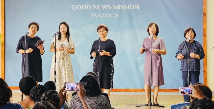 강동교회 자매님들이 한국 찬송을 선보였다.