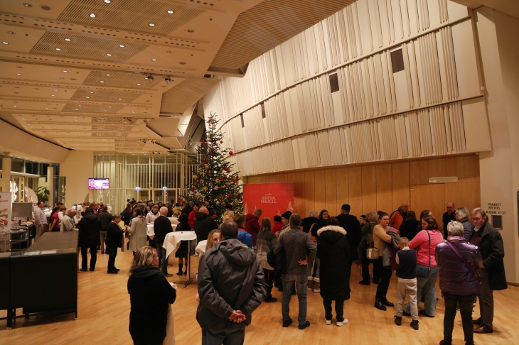 하우스 오픈 전, 로비에서 설레는 마음으로 크리스마스 미라클 공연을 기다리는 관객들