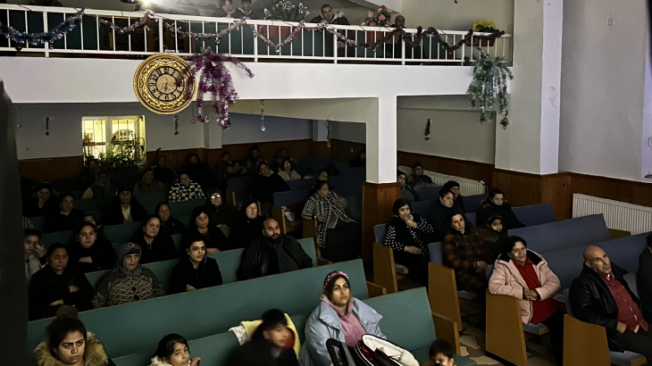 메시지에 경청하는 파자르지크 교회 참석자들