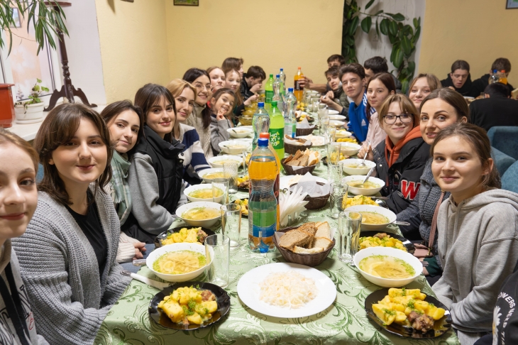 후원받은 식당에서 따뜻하고 푸짐한 음식을 먹는 투어팀